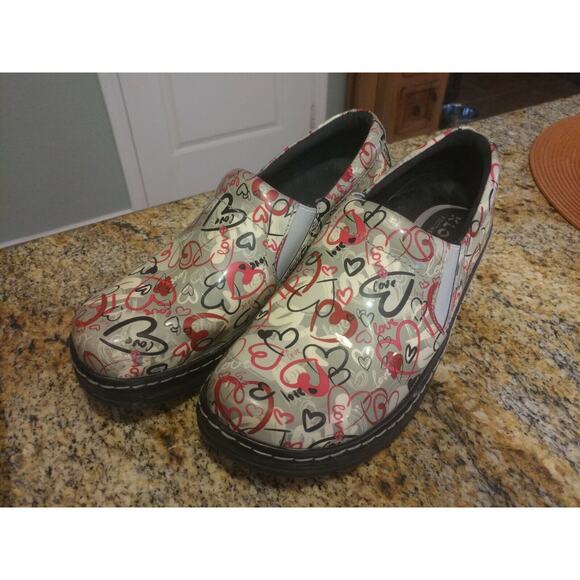Women's Klogs LOVE Hearts Patent Leather 8M Nurse work CUTE AND COMFY clogs shoe - Picture 1 of 12